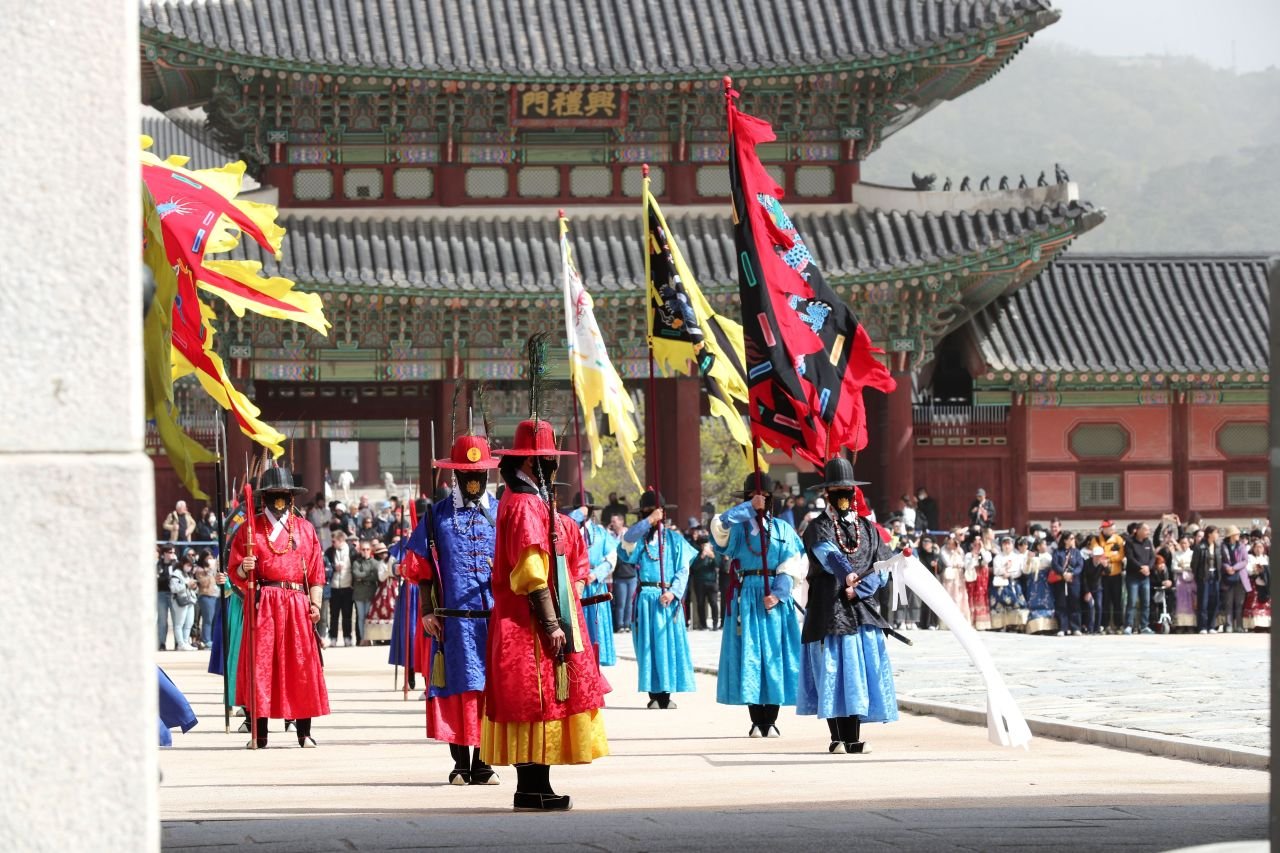 Gyeongbokgung Hanbok Tour Guide -Royal Guard Ceremony