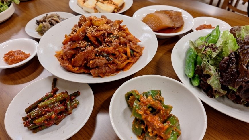 Jongno Bansanghoe Lunch menu Jeyuk set menu (stir-fried pork dish)