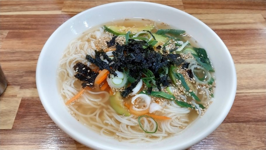 Janchi Guksu (warm noodle soup)