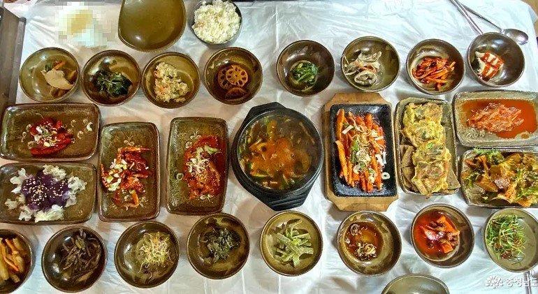 Gongju Taehwa Restaurant's 'Deodeok Set'