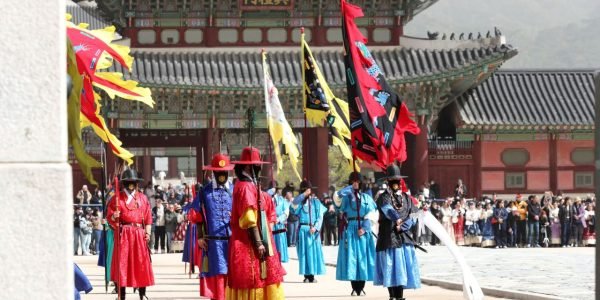 Gyeongbokgung Hanbok Tour Guide -Royal Guard Ceremony