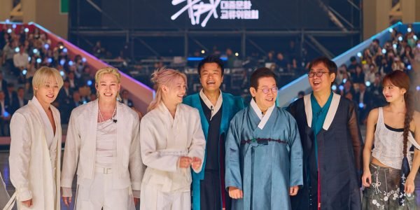 Chairman Park Jin-young and the President Lee at the inauguration ceremony of the Popular Culture Exchange Committee