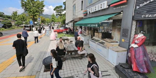 A convenience store next to Gyeongbokgung Palace