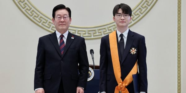 Faker Receives Cheongnyong Medal